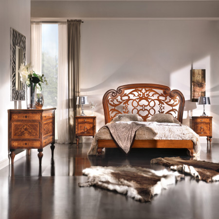 Comò Maggiolini 'Dante' in camera da letto classica