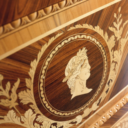 Dettaglio intarsio Comò Maggiolini Dante con volto di Dante