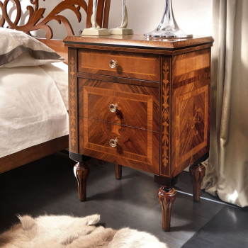 Comodino Maggiolini intarsiato, dettaglio laterale intagliato