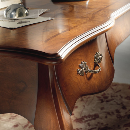 Scrivania in radica con piano sagomato e maniglia decorativa