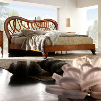 Letto Elegant con testata traforata e piedini intagliati
