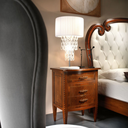 Comodino in legno con lampada decorativa