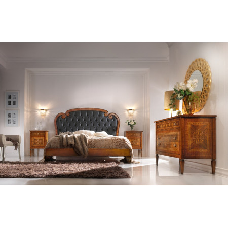 Comodini Maggiolini con intarsi in camera