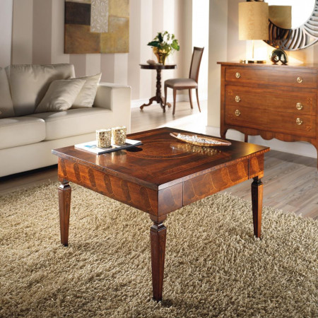 Tavolino da salotto 80x80 con intarsi in legno ambientato