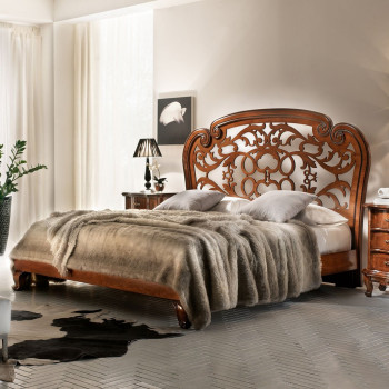 Letto 'Opera' con testata traforata e dettagli intagliati