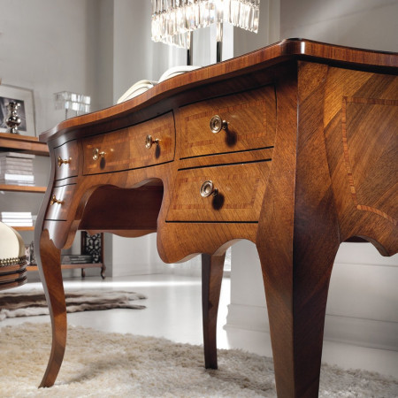 Scrivania in legno con intarsio e gambe curve