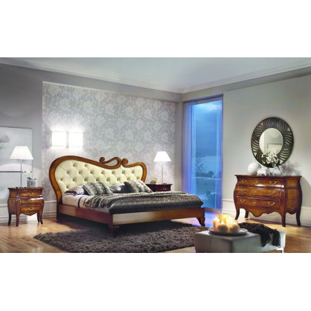 Como' del 700 con intarsi geometrici in camera da letto
