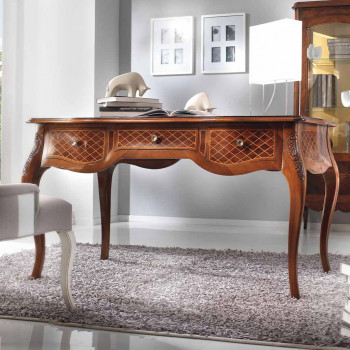 Scrivania intarsiata con gambe curve in ambiente moderno