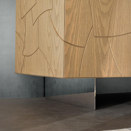Dettaglio intaglio legno della madia moderna con gambe in acciaio