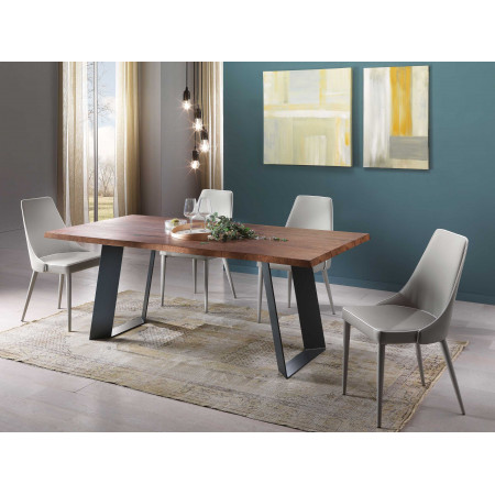 Sedia imbottita con cuciture bianche, legno massello