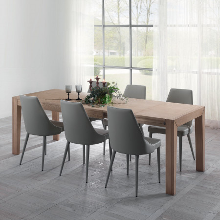 Sedia imbottita con cuciture bianche, in ambientazione sala da pranzo