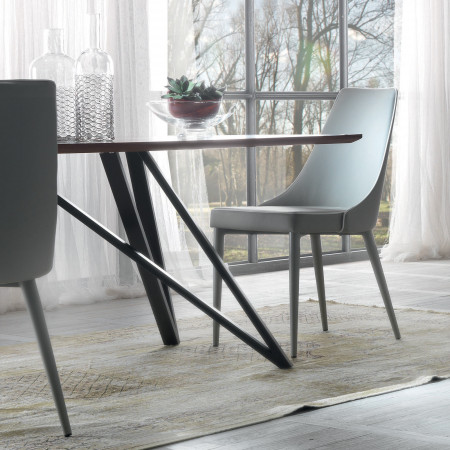 Sedia imbottita con cuciture bianche in ambiente luminoso