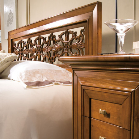 Dettaglio intaglio testiera letto in legno