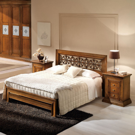 Dettaglio intaglio testiera letto in legno