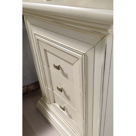 Dettaglio maniglia del comò in legno crema