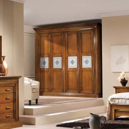 Camera con armadio ante battenti in legno con dettagli decorativi