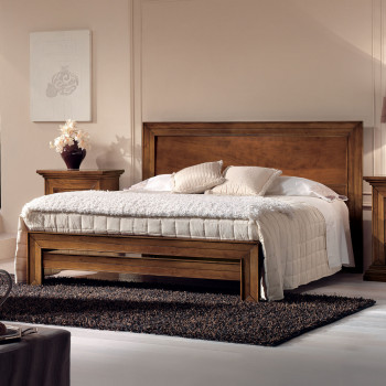 Letto con testata liscia e pediera giroletto, dettaglio legno noce tanganica