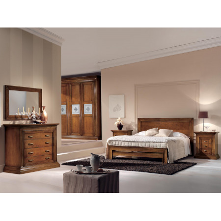 Letto con testata liscia e pediera giroletto in ambiente classico