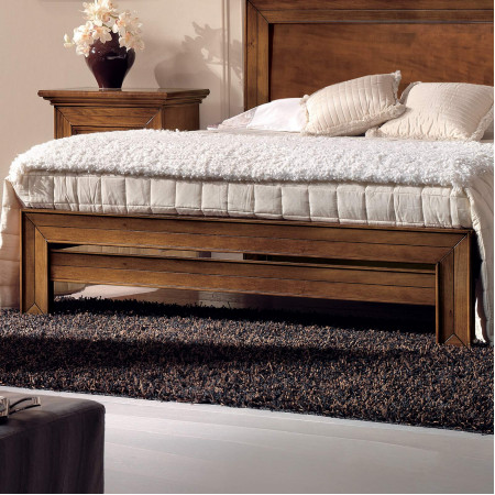 Letto con testata liscia, dettaglio pediera in legno di noce