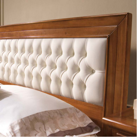 Camera da letto classica, dettaglio armadio in legno