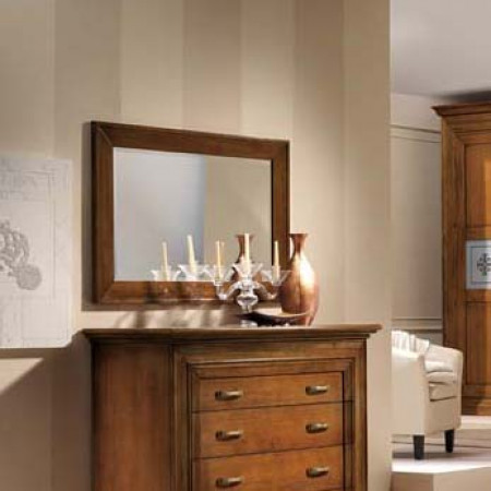 Camera da letto classica in legno con letto a due piazze