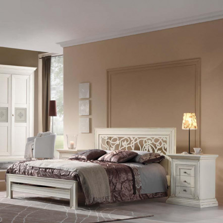 Camera da letto completa di armadio con decorazioni intagliate