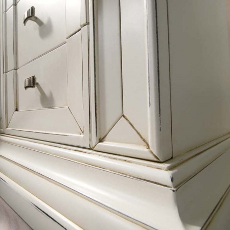 Dettaglio maniglia del comò in legno crema