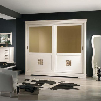 Armadio 2 ante scorrevoli traforo e vetri oro, dettaglio stanza