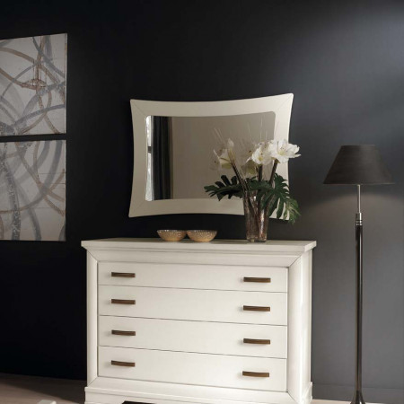 Camera da letto classica con specchi, dettagli in legno
