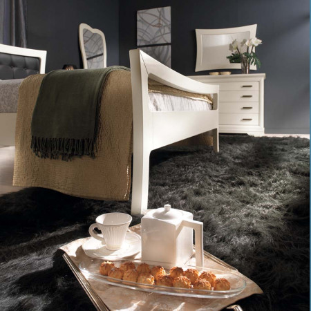 Camera da letto classica con specchi, armadio in legno