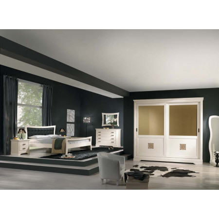 Camera da letto classica con specchi, legno lucido e dettaglio comò