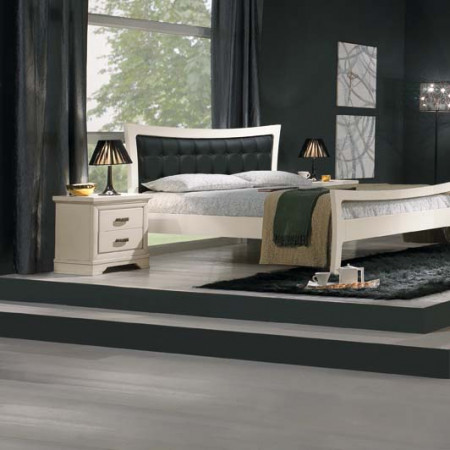 Letto laccato con testata imbottita in camera elegante