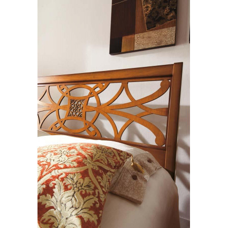 Dettaglio testata letto con motivi geometrici