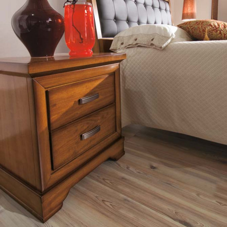 Letto con testata traforata, dettaglio comodino in legno