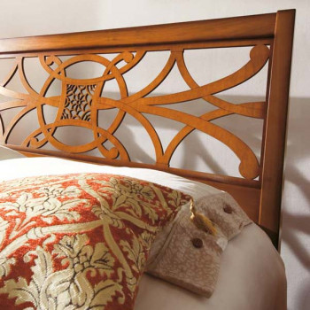 Letto con testata traforata in legno raffinata
