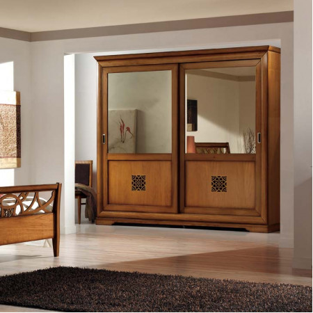 Camera da letto classica con specchi, armadio in legno