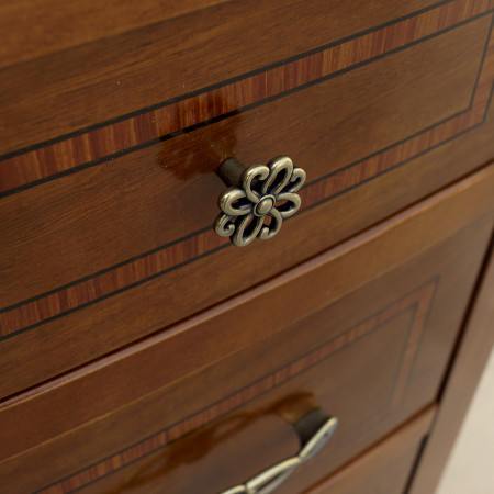 Comò sagomato intarsiato con dettaglio maniglia decorativa