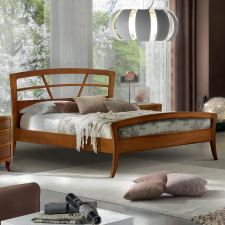 Letto matrimoniale con testata traforata, piedi a sciabola