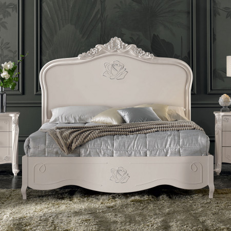 Letto elegante con testata intagliata e decorazioni floreali