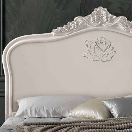 Letto elegante con testata intagliata, dettaglio rosa