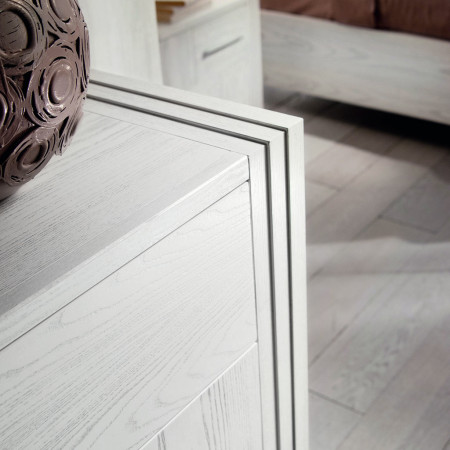 Dettaglio del comodino con due cassetti in legno di frassino