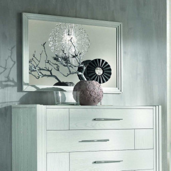 Specchiera rettangolare con cornice di legno su cassettiera