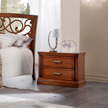 Comodino con due cassetti in noce tanganica, ambientato