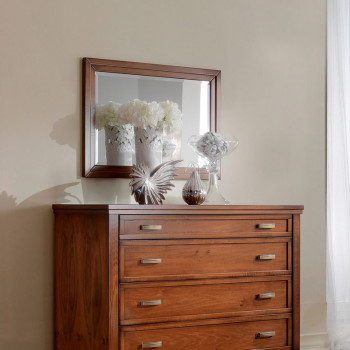 Specchiera rettangolare con cornice in legno su cassettiera