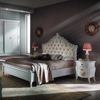 Letto con testata imbottita e decori classici, dettaglio testata