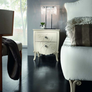 Comodino 2 cassetti con rilievo in stanza moderna