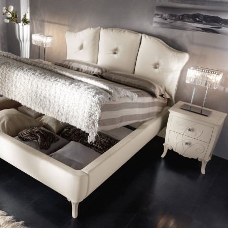 Comodino 2 cassetti con rilievo accanto a letto