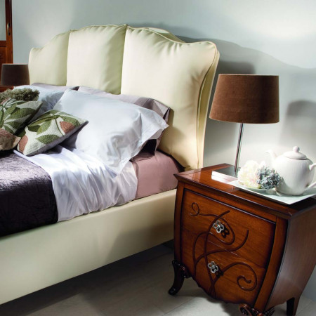 Letto imbottito con contenitore, dettagli piedini intagliati