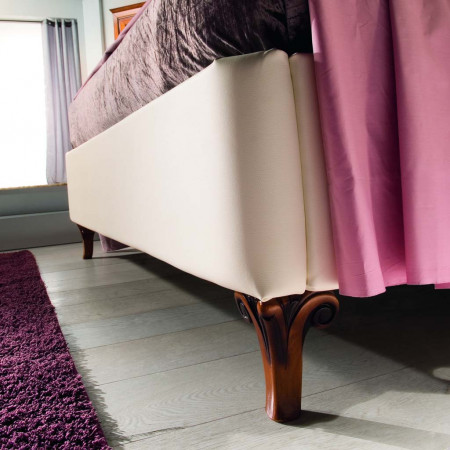 Letto imbottito con contenitore, dettagli piedini intagliati