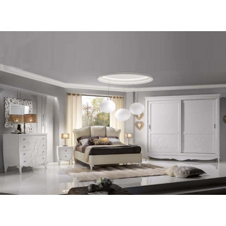 Letto matrimoniale con contenitore e swarovski in camera